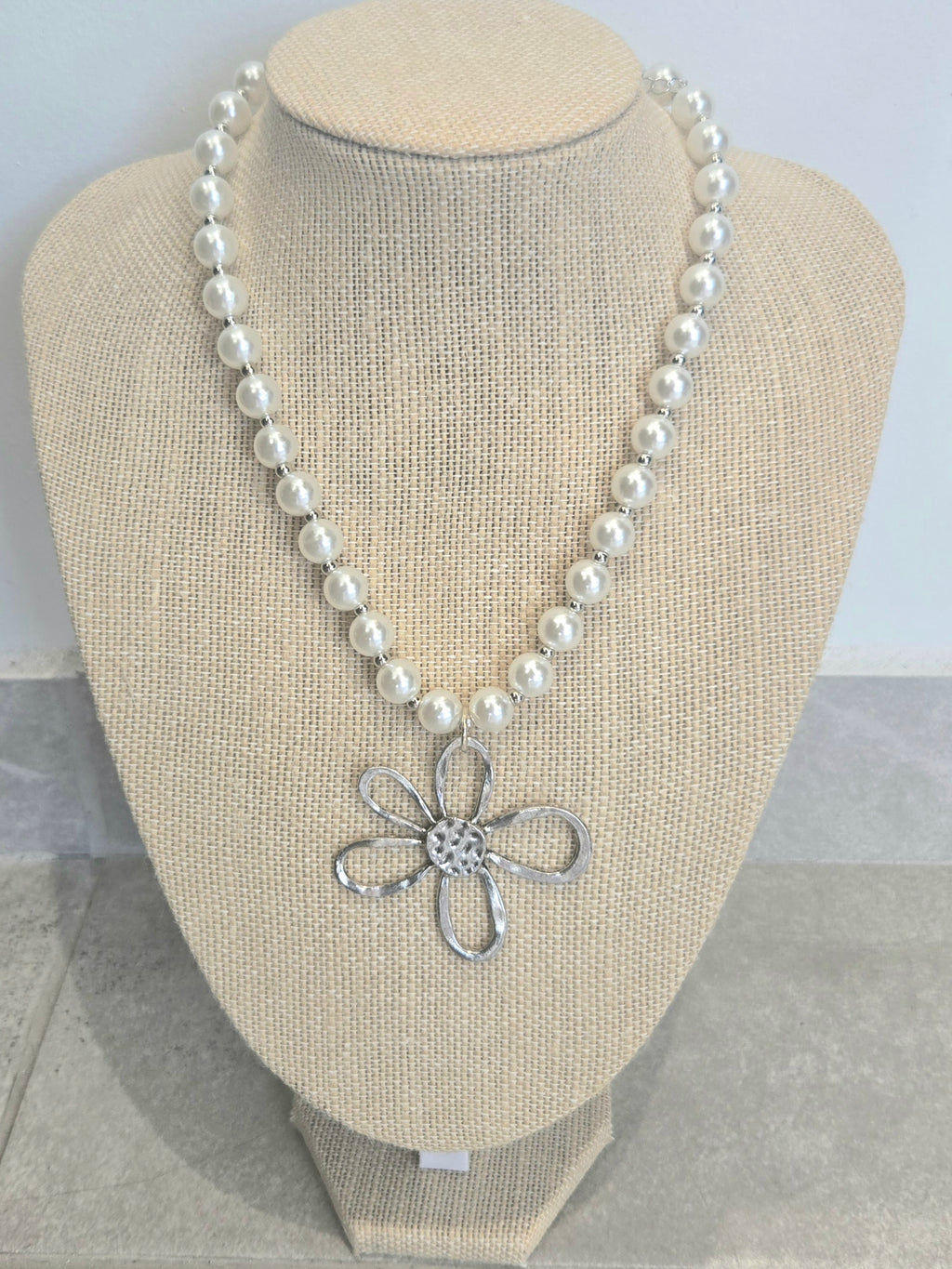 Silver Flower & Pearls Necklace