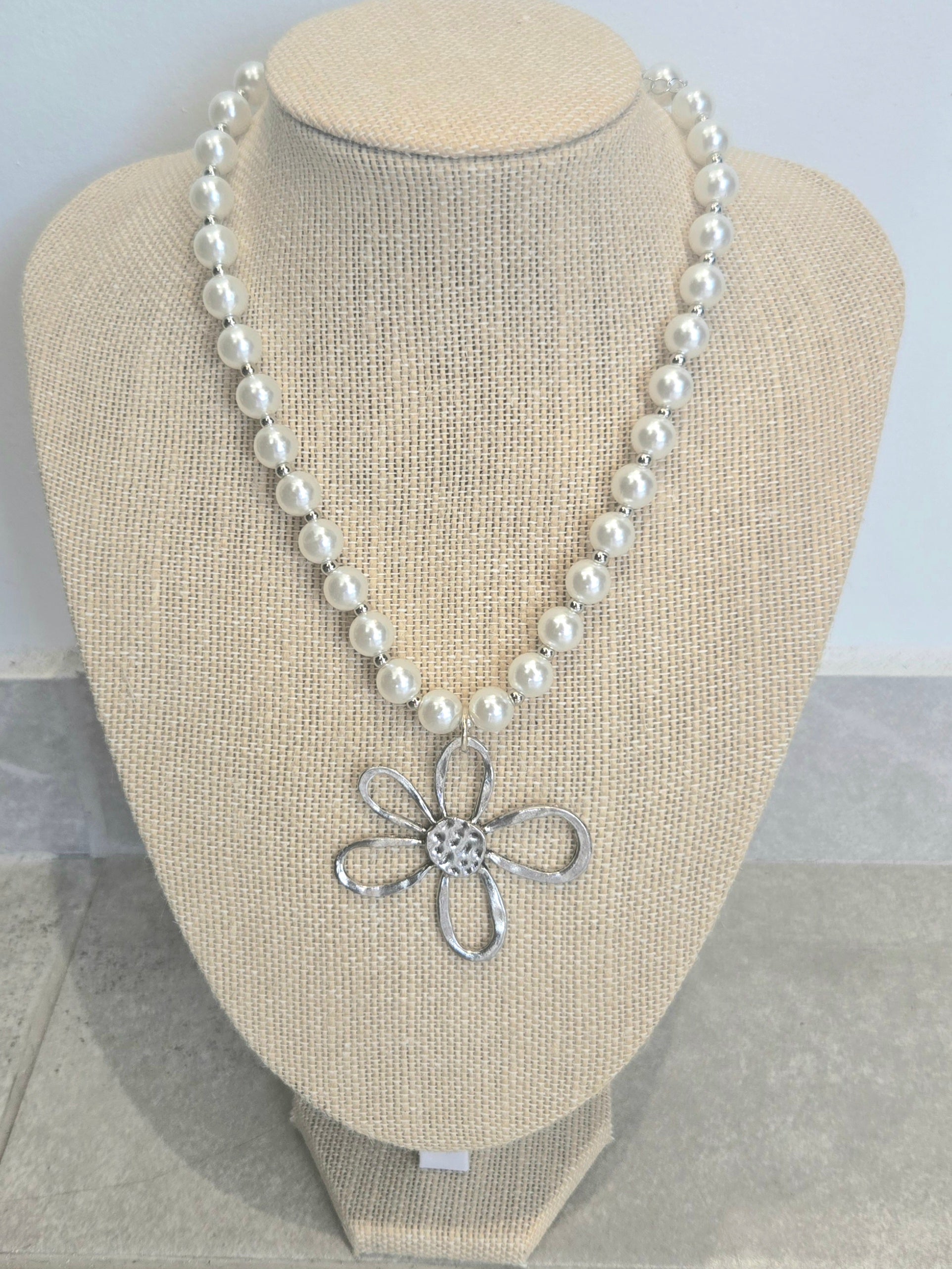 Silver Flower & Pearls Necklace